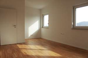 Moderne 2,5-Zimmer-DG-Wohnung mit großer Dachterrasse, Aufzug & Garage in Lörrach-Tumringen – Frohnbergstraße 13, 79539 Lörrach – Vorschaubild 5