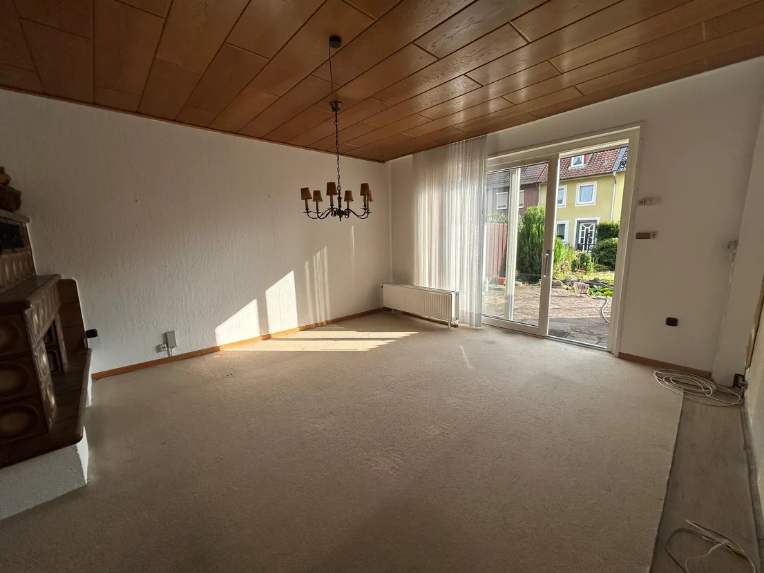 Gemütliches Reihenendhaus mit XL-Dachterrasse, Terrasse, Garten und zwei Garagen – Wohnzimmer