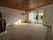 Gemütliches Reihenendhaus mit XL-Dachterrasse, Terrasse, Garten und zwei Garagen – Wohnzimmer