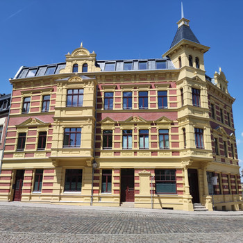 großzügige 3-Raum-Wohnung im Theatercafé