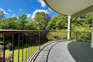 *** Toplage Bogenhausen *** Exklusive 2- Zimmer- Wohnung mit sonnigem Balkon und Isarblick