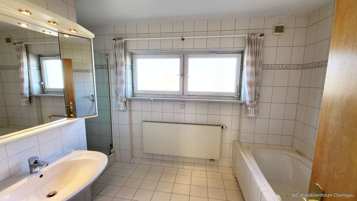 Immobilie in Riedering - Anwesen in Traumlage!
Einfamilienhaus mit Anbau
(z.B. Wohnen & Arbeiten) & parkähnlichem Grundstüc - Bild 6