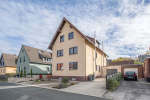 Charmantes Zweifamilienhaus mit Schwimmteich und Gartenidylle