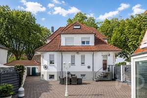 ZWEIFAMILIENHAUS IN BOTTROP-WELHEIM
Wohnen wie im Urlaub – Denkmalcharme mit Wellness & Traumgarten – Die vollständige Adresse der Immobilie erhältst du vom Anbieter., 46238 Welheim, Bottrop – Vorschaubild 16