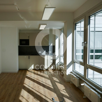 Modernes Büro nahe Checkpoint Charlie. combine Transaction.