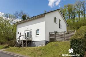 BERK Immobilien – Freistehendes Einfamilienhaus mit Wallbox, PV und gepflegtem Zustand – Die vollständige Adresse der Immobilie erhältst du vom Anbieter., 63768 Hösbach – Vorschaubild 1