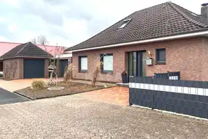 VERKAUFT! Komfortabler Bungalow mit großzügigem Grundstück, Garagen und Carports! – Leer (Kreis) – Vorschaubild 2
