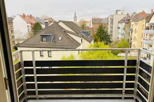 Helle, renovierte 2-Zimmer-Wohnung mit Einbauküche und Balkon, zentral gelegen. WG geeignet.