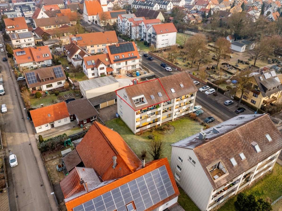 4-Zimmer Dachgeschosswohnung mit Balkon und Garage in beliebter Lage von Neu-Ulm/Pfuhl, Neu Ulm Kreis – Bild 1
