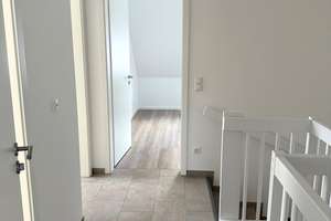 ...Neubau Erstbezug! Attraktives und modernes Reihenhaus mit S- W Terrasse und zwei Stellplätzen  – Hamburger Str. 66 a, 21493 Schwarzenbek – Vorschaubild 12