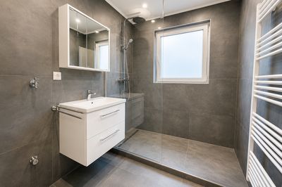 Renovierte 3-Zimmer-Wohnung mit neuer Einbauküche, Balkon & Garage