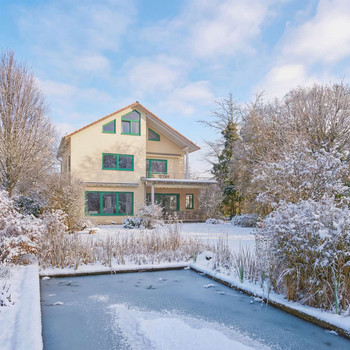 Grünes Wohlfühlambiente: Stilvolles Familiendomizil mit Traumgarten in guter Lage