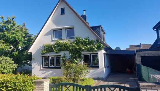 Bild von Freistehendes Einfamilienhaus mit tollem Garten und eigenem Carport.