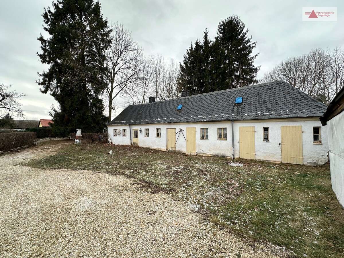 Sanierungsbedürftiges Haus in Wildenfels: 100 m², 1.416 m² Grundstück, Luftschutzkeller & Garagen, Zwickau Kreis – Bild 1