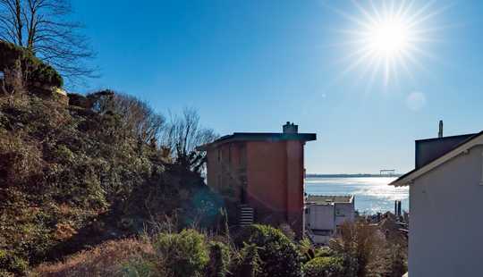 Bild von BLANKENESER TREPPENVIERTEL: KLEINES HAUS - GROßE ELBAUSSICHT