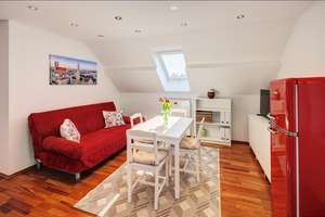 Möbliert: Neu eingerichtete Einliegerwohnung im Dachgeschoss