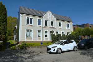 KIEL-HOLTENAU: Großzügige und freiwerdende 4,5-Zimmer-Wohnung über 2 Ebenen mit Loggia und Carport – Immelmannstraße 13, 24159 Holtenau, Kiel – Vorschaubild 2
