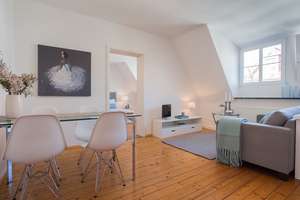 Sehr gemütliche Dachgeschosswohnung mit Wohnküche und Kaminofen – Hiltenspergerstr. 19, 80796 Neuschwabing, München – Vorschaubild 3