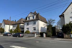 Attraktives Dreifamilienhaus mit großem Grundstück + 2 Garagen in bester Lage der Soling
