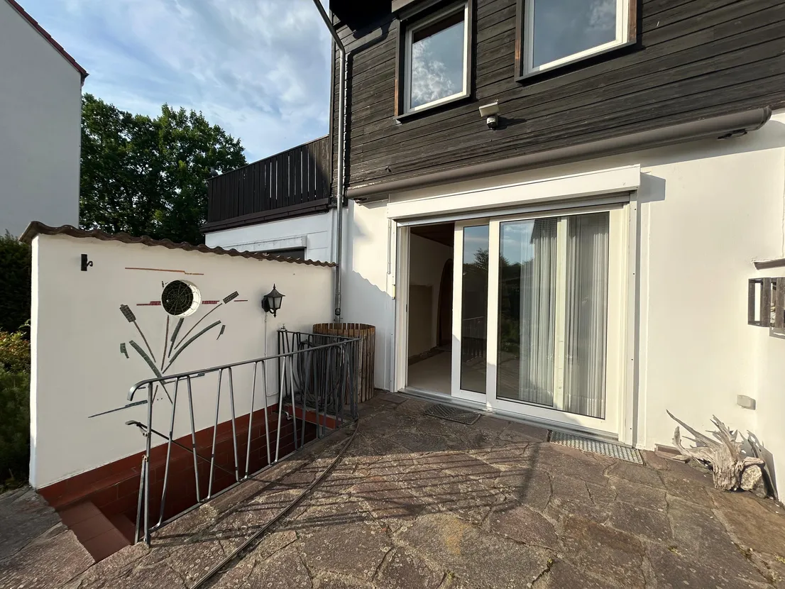Gemütliches Reihenendhaus mit XL-Dachterrasse, Terrasse, Garten und zwei Garagen – Terrasse