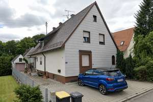 Charmantes Zweifamilienhaus mit großem Grundstück und Garage in ruhiger Lage von Affing – Die vollständige Adresse der Immobilie erhältst du vom Anbieter., 86444 Affing – Vorschaubild 3