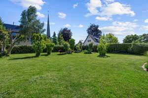 Sommer am Pool, Winter am Kamin und ein Gartenparadies für die ganze Familie. – Die vollständige Adresse der Immobilie erhältst du vom Anbieter., 89331 Burgau – Vorschaubild 11