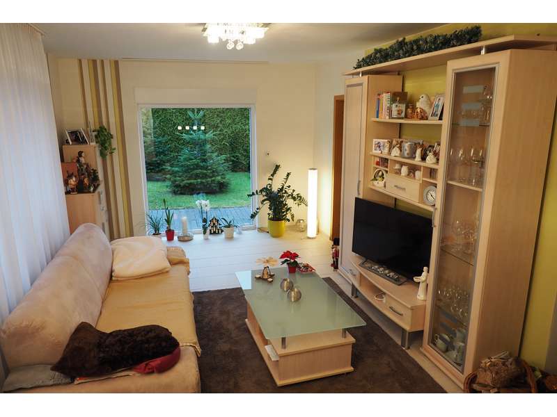 Modernisierte Doppelhaushälfte mit großem Garten, Terrasse und Gartenlaube