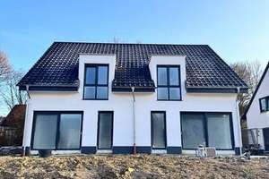 Doppelhaushälfte in Herford – Tierparknähe-! Monatlich ab 1200,- bis 1.400,-Rate – Die vollständige Adresse der Immobilie erhältst du vom Anbieter., 32049 Herford – Vorschaubild 1