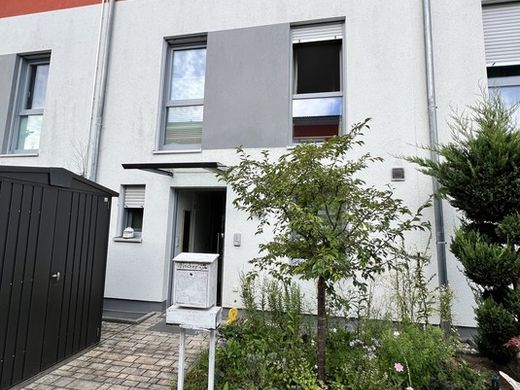 Schönes modernes Reihenmittelhaus in Baiersdorf
