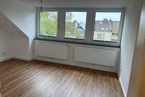 Kernsanierte Dachgeschosswohnung  in Alt-Heerdt - ruhig und 400m zum Rhein