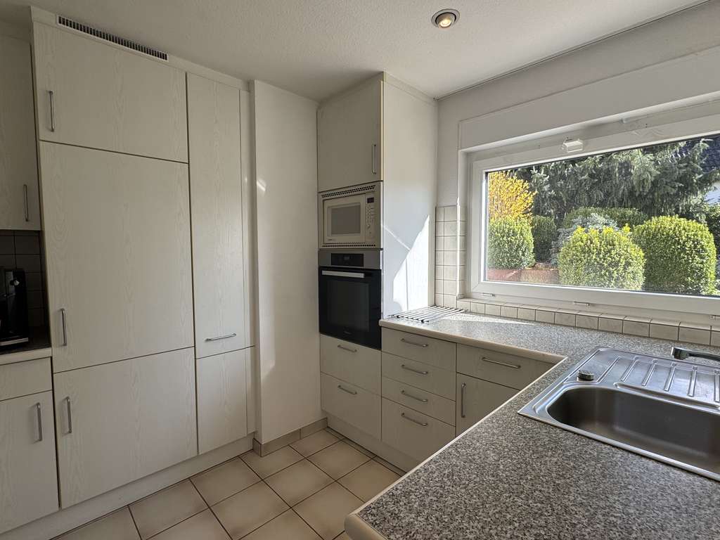 Immobilie in Waldems - Großzügiges ZFH mit Garten · 2 Garagen · 2 Außenstellplätzen - Bild 4