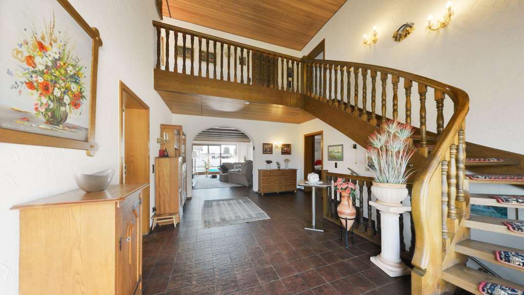 Immobilie in Nersingen - Großzügiges Einfamilienhaus mit 325 m² Wohnfläche, Wintergarten, Pool und Doppelgarage auf 980 m - Bild 3