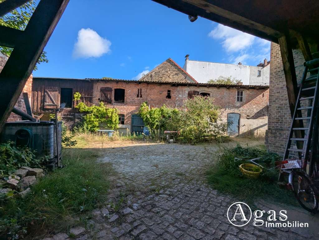 Immobilie in Biesenthal - Schmuckstück im Dornröschenschlaf: Einfamilienhaus mit Einliegerwohnung + Nebengelass in Biesenthal - Bild 2