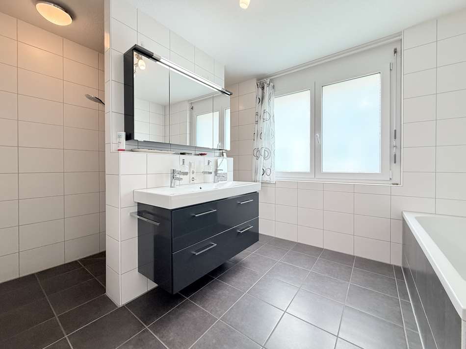 Bad mit Dusche+Wanne