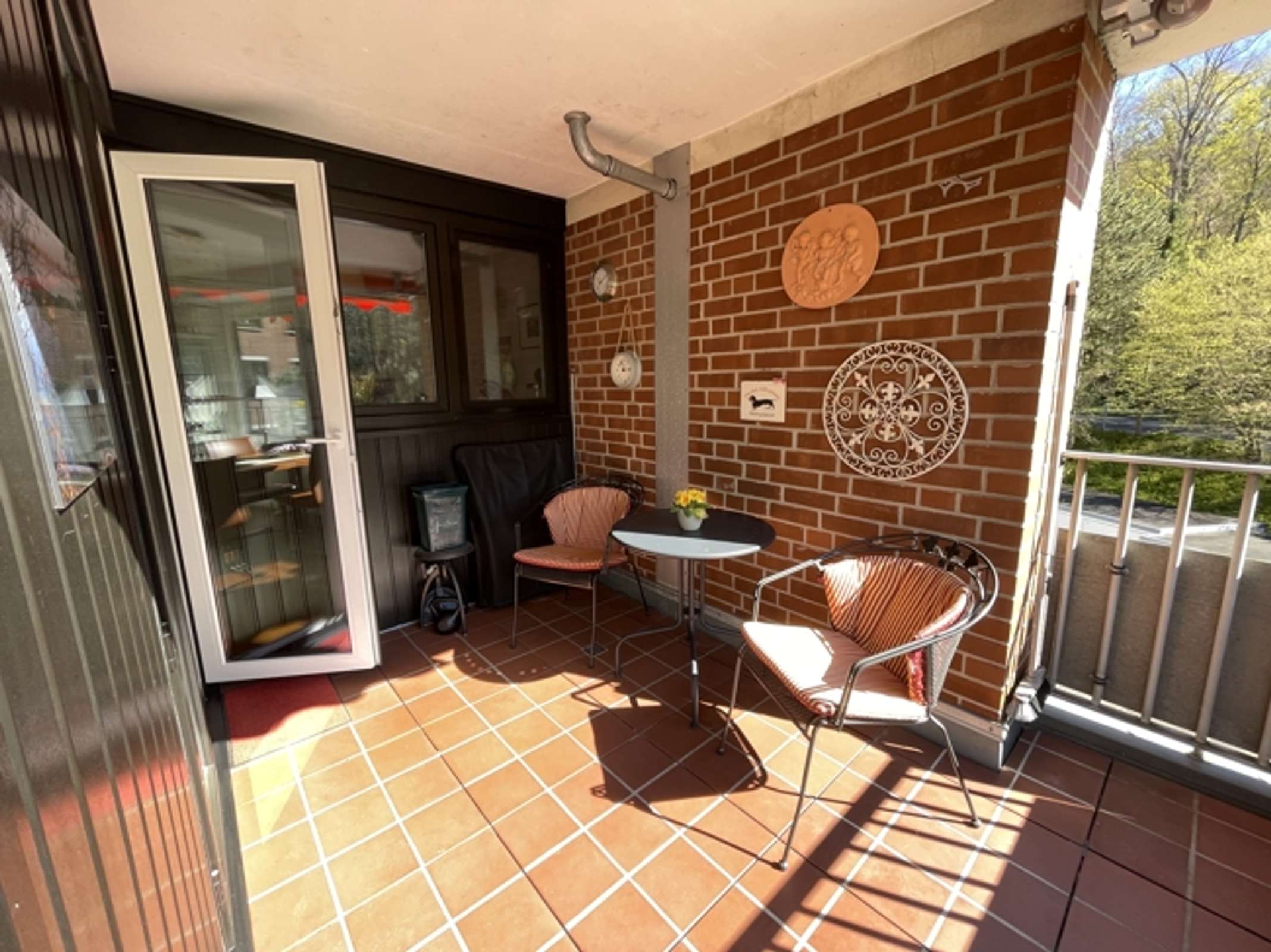 Solide Kapitalanlage: Ansprechende 2-Zimmer-ETW mit Loggia und Garage im oberen Ostviertel