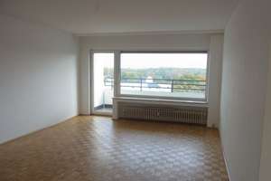 Großzügige, helle Wohnung mit Parkett und Balkon