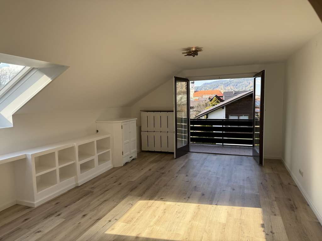 Immobilie in Oberammergau - Willkommen Dahoam!! Attraktive 2,5 Zimmer Dachgeschosswohnung mit ansprechendem Grundriss in O´gau - Bild 1