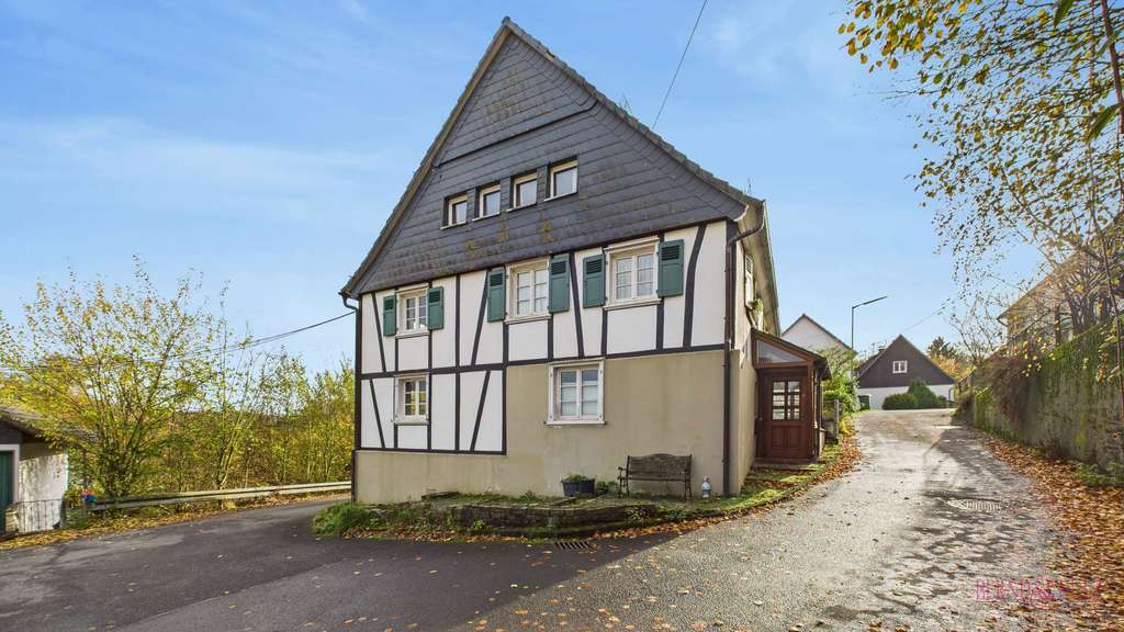 Immobilie in Engelskirchen - Charmante Fachwerk-Doppelhaushälfte mit mehreren Grundstücken, Scheunen und Ackerfläche - Bild 3