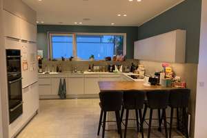Freistehendes geräumiges luxur. Neubau-Einfamilienhaus in Köln Rodenkirchen:Versteigerung am 15.1.26 – Feldhamsterstraße 33, 50999 Rodenkirchen (Ortsteil), Köln – Vorschaubild 2