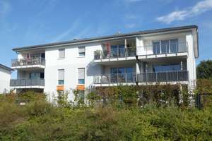 Moderne 4-Zimmer-Dachgeschoss-Wohnung mit Einbauküche und Aufzug