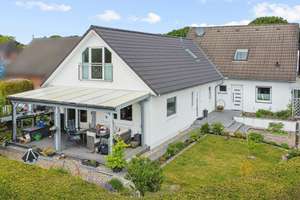 Festpreis! Haus mit zwei separaten Wohneinheiten in familienfreundlicher Lage von Kaltenkirchen – Die vollständige Adresse der Immobilie erhältst du vom Anbieter., 24568 Kaltenkirchen – Vorschaubild 1