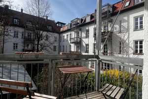 Wohnen mit Charme: Lichtdurchflutete Altbauwohnung mit Kamin & Balkon – München – Vorschaubild 3