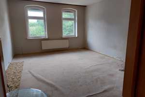 Großzügiges Zweifamilienhaus mit Nebengebäuden, Garage und Garten in ruhiger Ortsrandlage