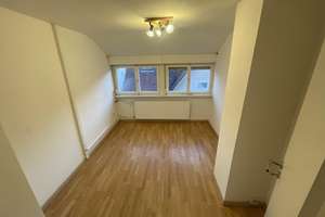 Sonnige 3 Zimmer DG-Whg.m.Stellplatz und Einbauküche in Stammheim ruhige Straße – 70439 Stammheim-Mitte, Stuttgart – Vorschaubild 2