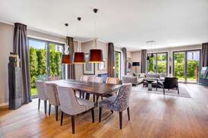 Haus-im-Haus: Großzügiges Domizil in stylischer Design-Ästhetik mit sonnigem Garten