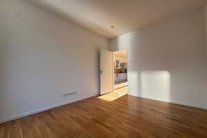 Lichtdurchflutete 3-Zimmerwohnung an der Spree mit Balkon und Einbauküche – Hedwig-Porschütz-Str. 8, 10557 Berlin – Vorschaubild 6