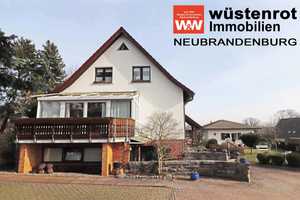 EINFAMILIENHAUS MIT FERIENWOHNUNG UND ZWEI FERIENHÄUSER MIT TOPAUSSTATTUNGEN AUF GROSSEM GRUNDSÜCK – Ostvorpommern (Kreis) – Vorschaubild 1