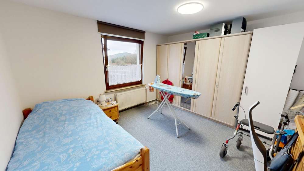 Immobilie in Hellenthal - Schönes und großes Einfamilienhaus mit Einliegerwohnung - teilweise vermietet - Mehrparteien möglich - Bild 12