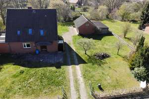 Viel Platz für die große Familie! 160 m² Wfl. 1907 m² Grundstück, 4 Garagen in ruhiger Lage! – Märchenweg 2, 31618 Liebenau – Vorschaubild 2