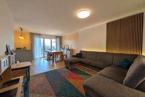 Neuwertige 4-Zimmer-Feldmoching: 2 Bäder , Balkon mit Parkblick, TG-Stellplatz